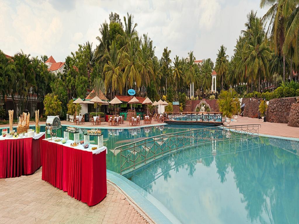 The Golden Palms Hotel & Spa Chik Bānavar Εξωτερικό φωτογραφία