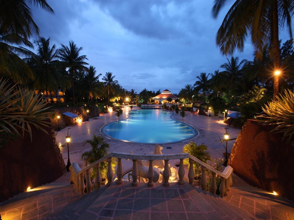 The Golden Palms Hotel & Spa Chik Bānavar Εξωτερικό φωτογραφία